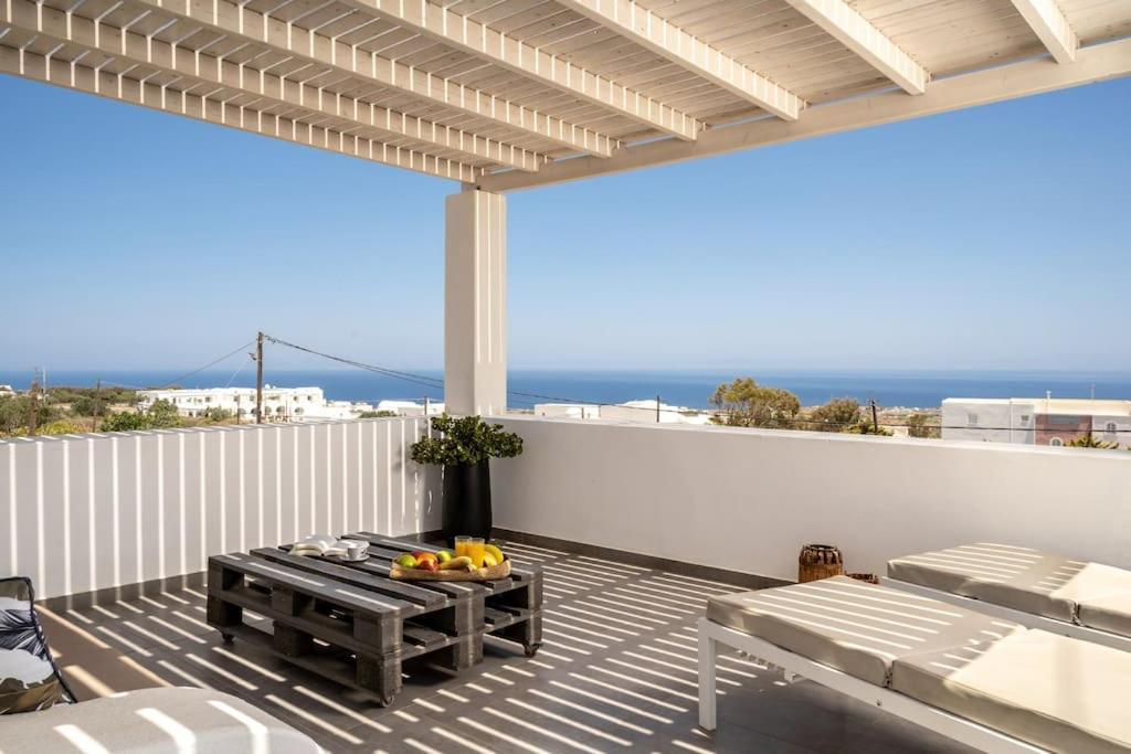 In The Heart Of Fira & Free Pool - Nychteri Suite Exteriér fotografie